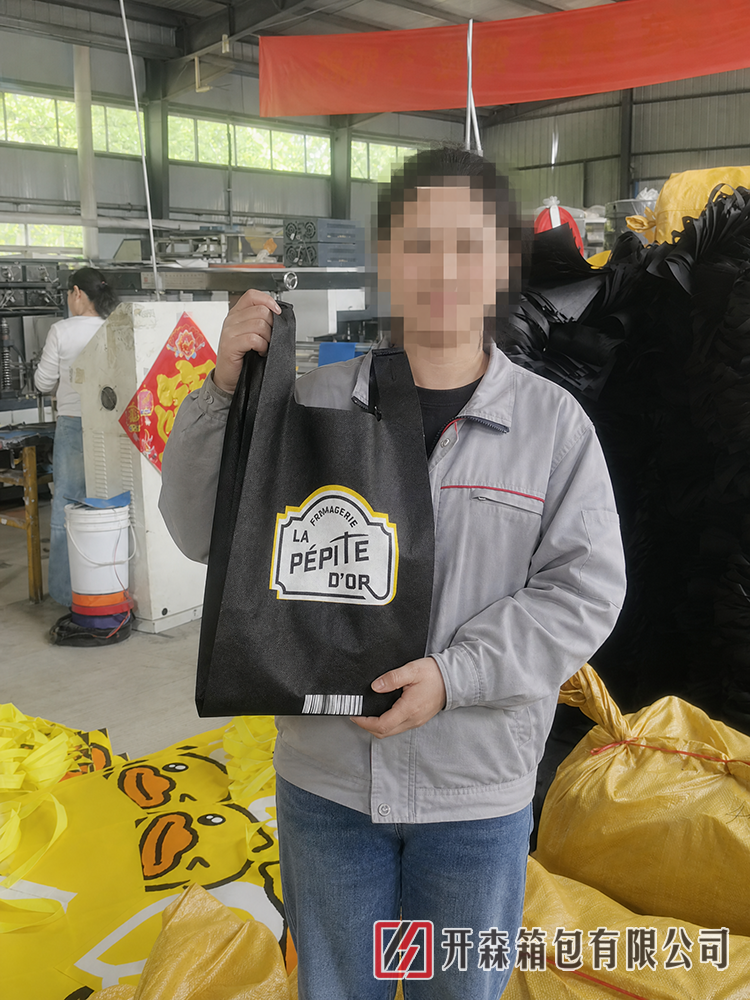 17840096901388.png 竖式3比4工人展示黑色背心袋照片-1.png